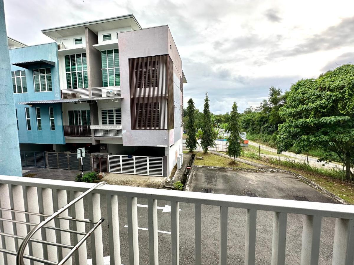 Springfield 3-Storey Cheerful Townhouse #Yoyo Homestay Sandakan Exterior photo